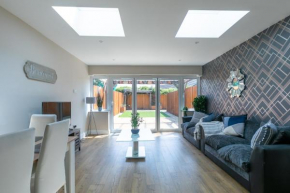 Exclusive Staycation House & Big Garden & Close to Felixstowe Sea Front Gardens & Families and Contractors by ComfyWorkers